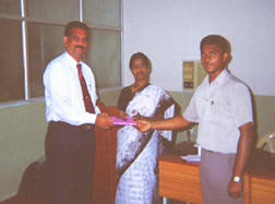 Rtr.SANDEEP PRESENTING MOMENTO TO THE FACULTY